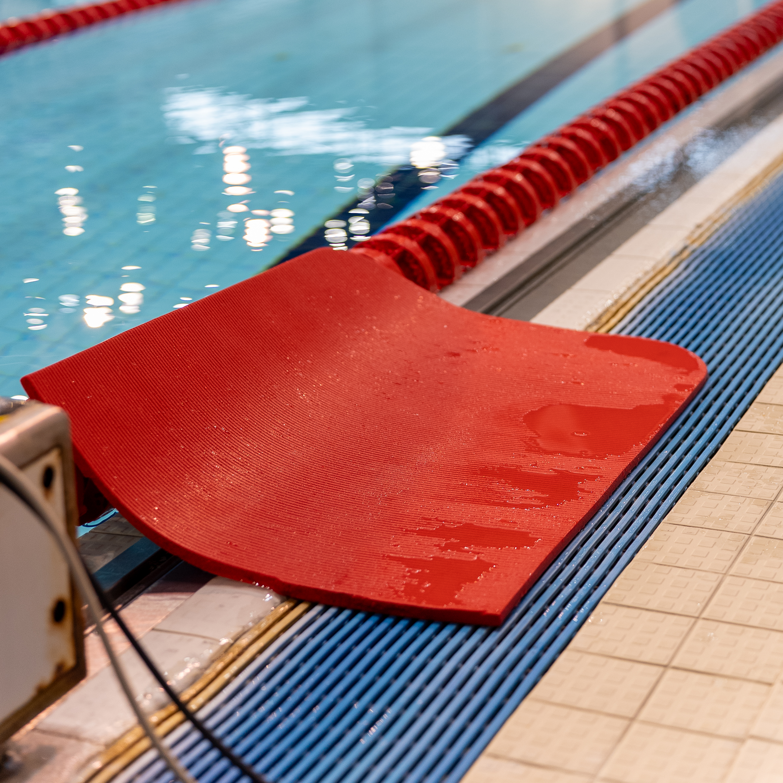 Kuvassa Airex-matto uima-altaan reunalla helpottamassa altaasta nousua.